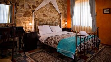 Premium bedding, desk, soundproofing, free WiFi