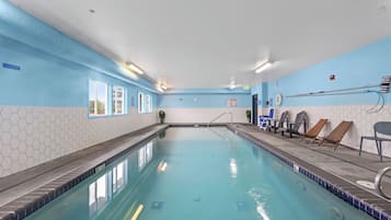 Een binnenzwembad, open van 10.00 uur tot 22.00 uur, en ligstoelen