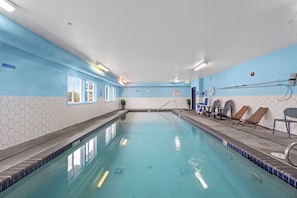 Inomhuspool med öppettider 10.00 till 22.00, och solstolar