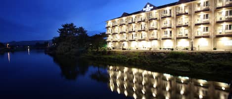 Vista frontal de la propiedad