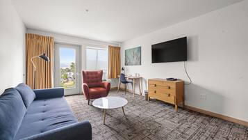 Een bureau, een strijkplank/strijkijzer, gratis babybedden, gratis wifi