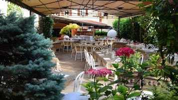 Frühstück, Mittagessen, italienische Küche, Speisen im Freien