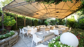 Breakfast, lunch, dinner served; Italian cuisine, alfresco dining