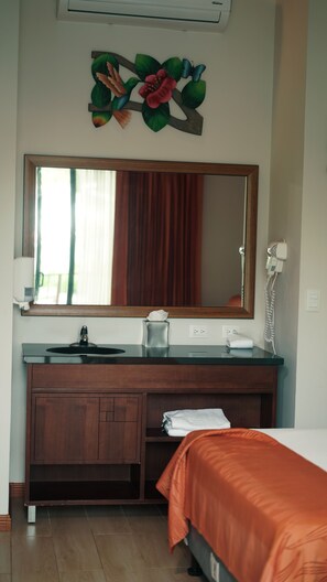 In-room safe, individually decorated, free WiFi, bed sheets - Eco Arenal Hotel (La Fortuna)