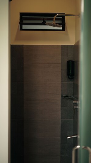 Quadruple Room | In-room safe, individually decorated, free WiFi, bed sheets - Eco Arenal Hotel (La Fortuna)