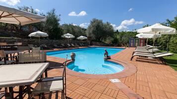 Piscine extérieure (ouverte en saison)
