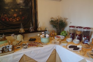 A buffet table with various food items, including fruits, pastries, and condiments. - Locanda Antiche Macine (Santarcangelo di Romagna)