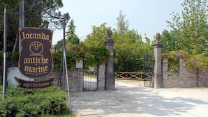A sign for Locanda antiche marime, indicating a farm-themed establishment. - Locanda Antiche Macine (Santarcangelo di Romagna)