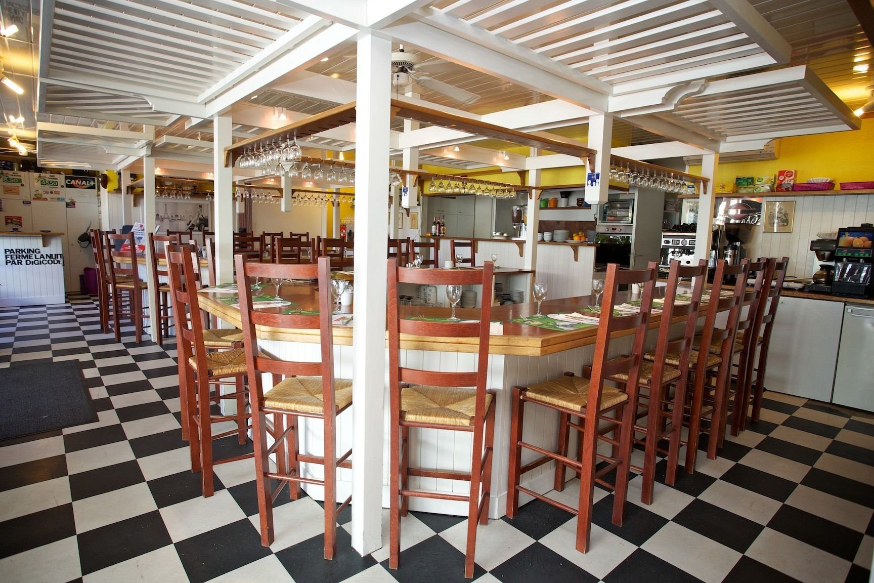 Se sirven cenas; con mesas al aire libre 