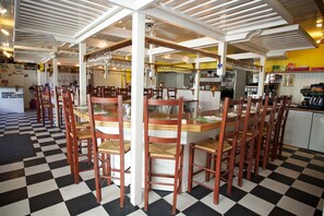 供应晚餐，室外就餐