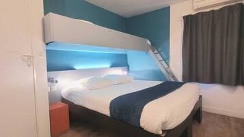 Driepersoonskamer | 1 slaapkamer, een bureau, verduisterende gordijnen