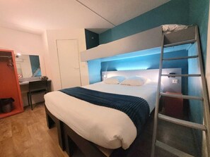 1 bedroom, desk, blackout curtains, iron/ironing board - Fasthôtel Bordeaux Artigues (Artigues-pres-Bordeaux)