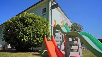 Children’s play area – outdoor
