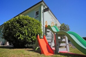 Zona de juegos infantil al aire libre