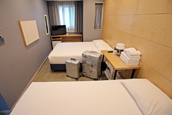 Family Double Room, 2 Double Beds | Desk, laptop workspace, free WiFi, bed sheets - Hotel Dada Gyeongbokgung (Seoul)