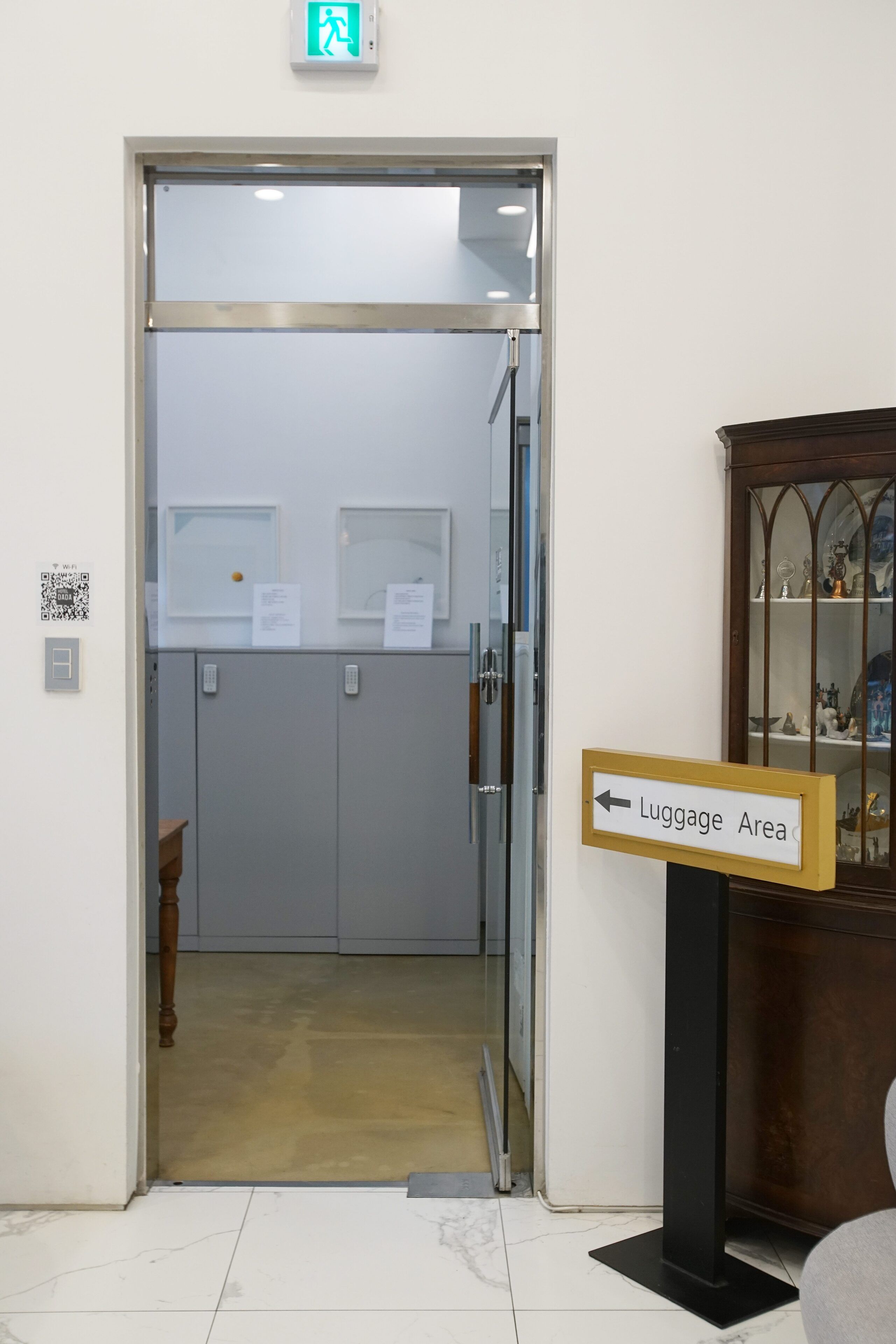 Ein Hotel Eingang mit einem deutlichen Schild, das zum Gepäckbereich weist.