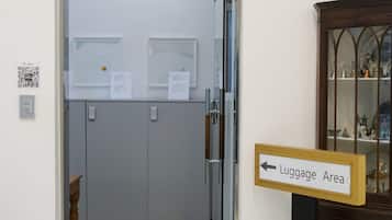 Ein Hotel Eingang mit einem deutlichen Schild, das zum Gepäckbereich weist.