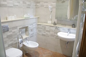 A modern bathroom with a toilet, bidet, and two sinks. - Agriturismo La Pietriccia (Chianciano Terme)