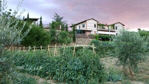 Una casa con jardín y cerca de madera.