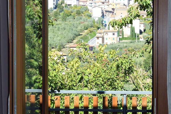 Habitación cuádruple familiar | Edredón, caja de seguridad en la habitación y escritorio