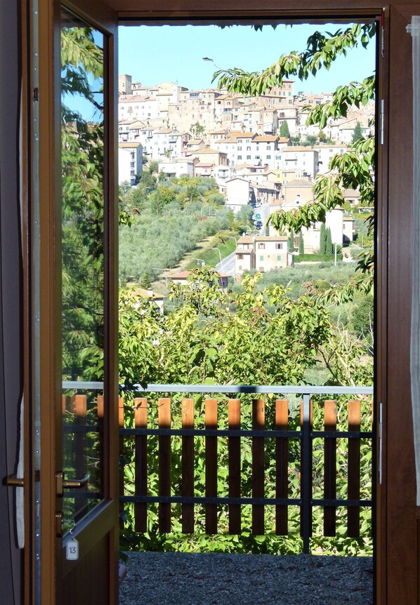 Habitación cuádruple familiar | Edredones de plumas, caja fuerte, escritorio