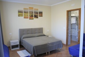 Familjerum för fyra | Duntäcken, värdeförvaringsskåp på rummet och skrivbord