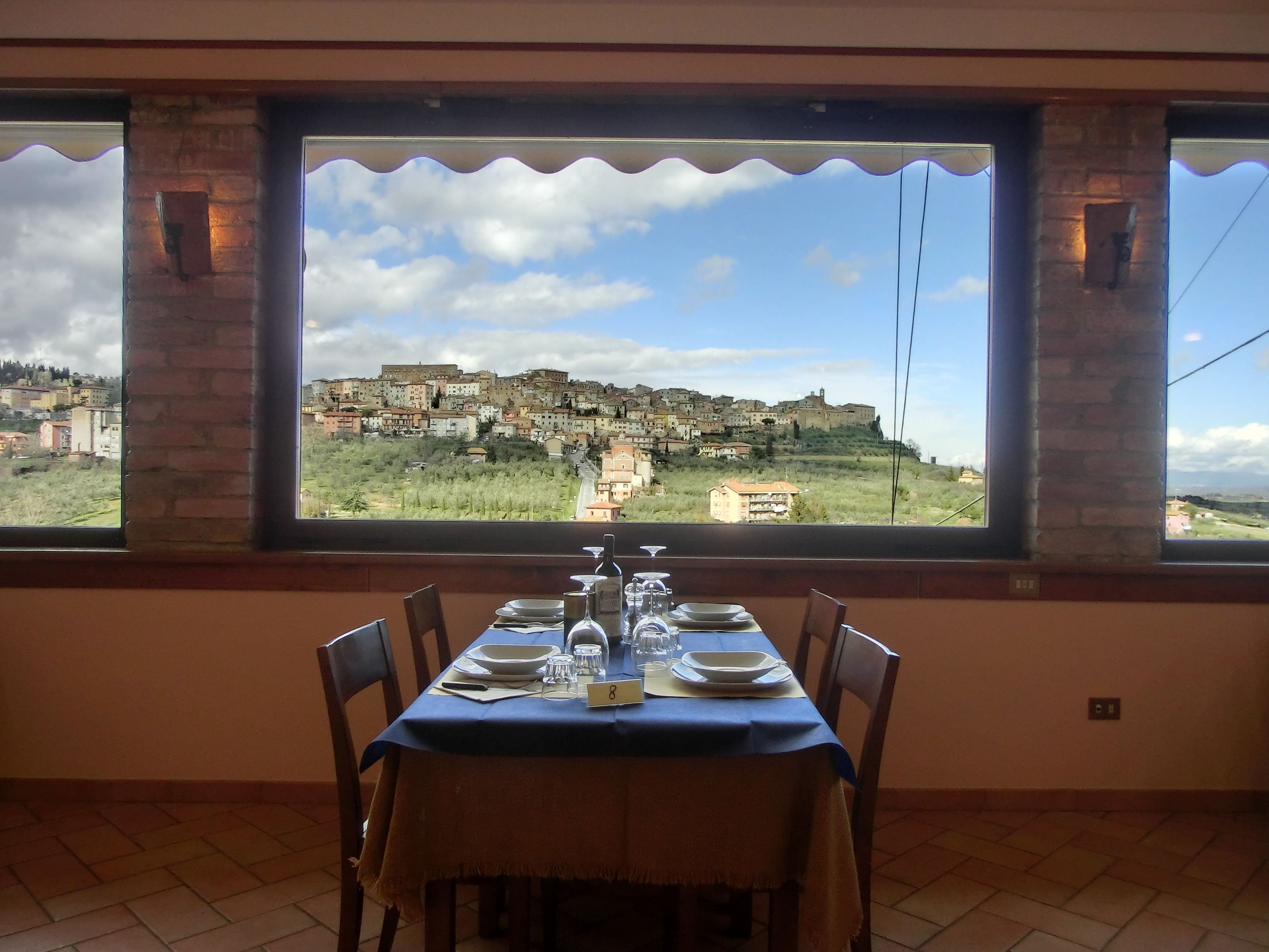 Petit déjeuner et dîner servis sur place, vue sur le jardin 