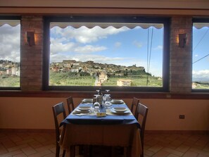 Se sirven desayunos, cenas y cocina italiana (con vistas al jardín) 