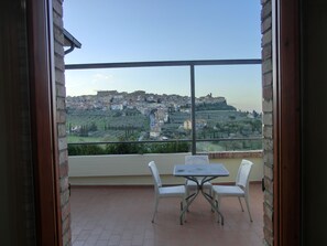 Panoramic-rum - terrass - utsikt mot dalen | Duntäcken, värdeförvaringsskåp på rummet och skrivbord