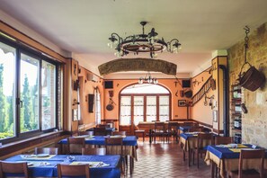 Se sirven desayunos, cenas y cocina italiana con vista al jardín