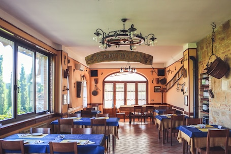 Se sirven desayunos y cenas; cocina italiana; con vista al jardín