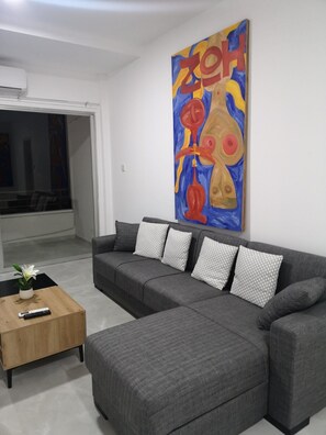 Suite Okeania | Living area | TV - Sun Hall Beach Hotel Apts. (Larnaca)