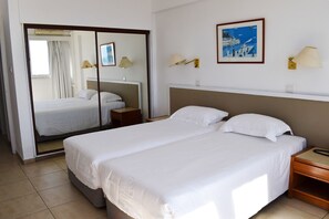 Coffres-forts dans les chambres, bureau, fer et planche à repasser