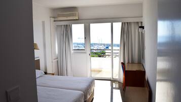 2 kamar tidur, brankas, meja kerja, dan setrika/meja setrika