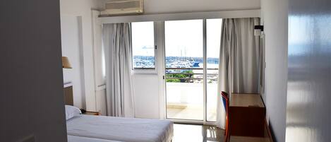 Safe på rommet, skrivebord, strykejern/-brett og wi-fi (inkludert)