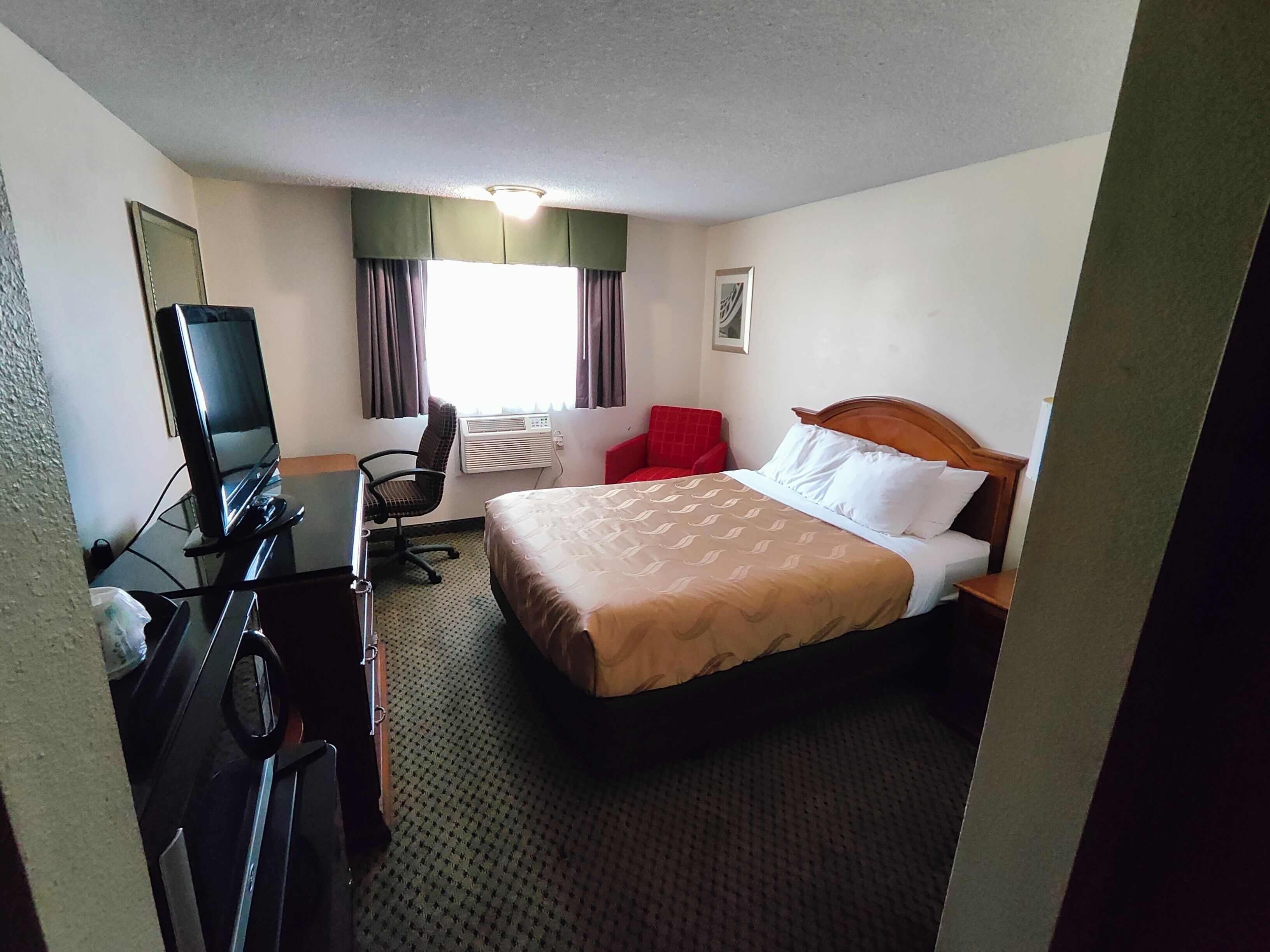 Rom – standard, 1 queensize-seng, tilgjengelighetstilpasset, ikke-røyk | Skrivebord, skrivebord for bærbar PC og strykejern/-brett