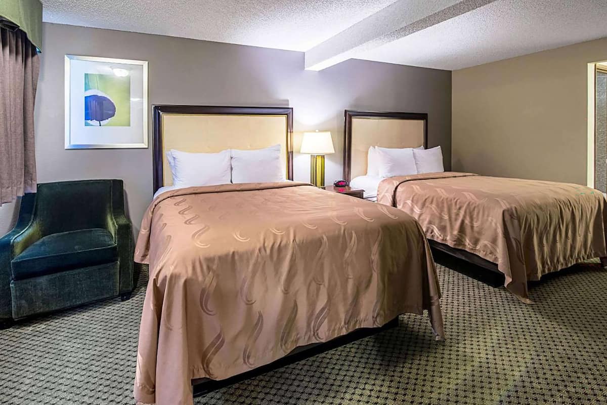 Deluxe suite, 1 queensize bed, niet-roken | Een bureau, een laptopwerkplek, een strijkplank/strijkijzer, wifi