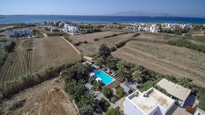 Una playa cerca, sillas reclinables de playa, sombrillas