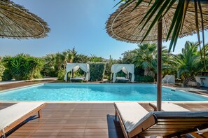 Sesongbasert utendørsbasseng, bassengparasoller og solsenger