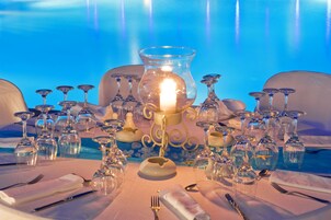 Se sirven desayunos, almuerzos y cenas; cocina griega