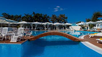 Outdoor pool, pool umbrellas, sun loungers