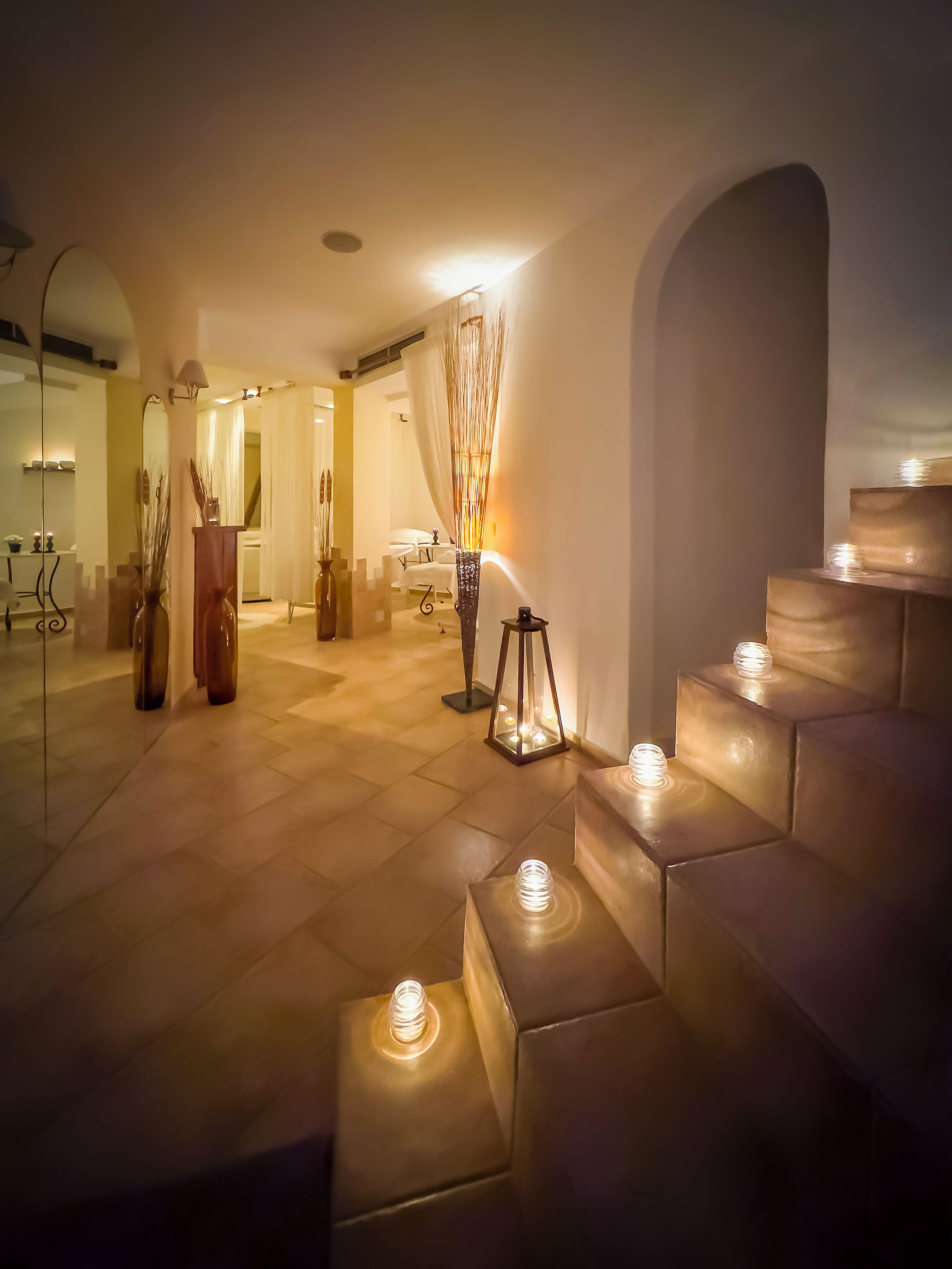 Un hall d’hôtel avec un escalier, un comptoir d’accueil et un espace spa.