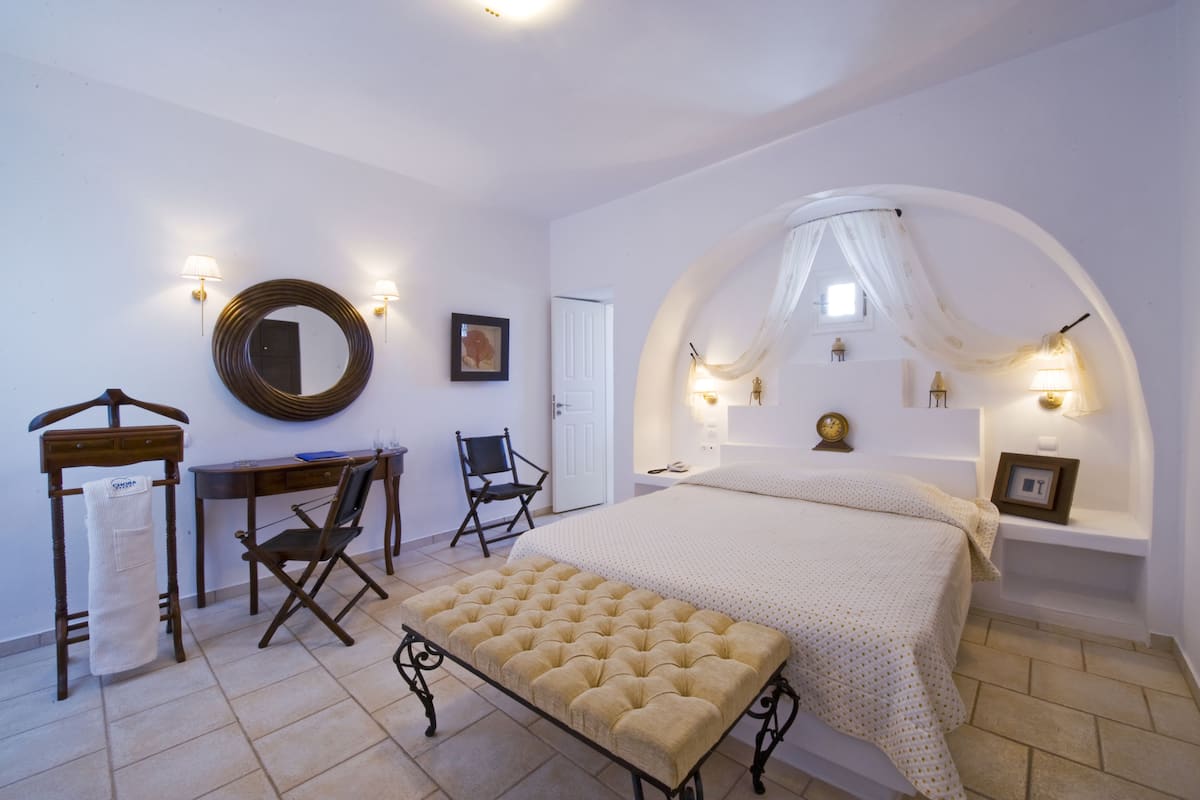 Habitación doble superior, vistas a la piscina | Caja fuerte, decoración individual, sistema de insonorización