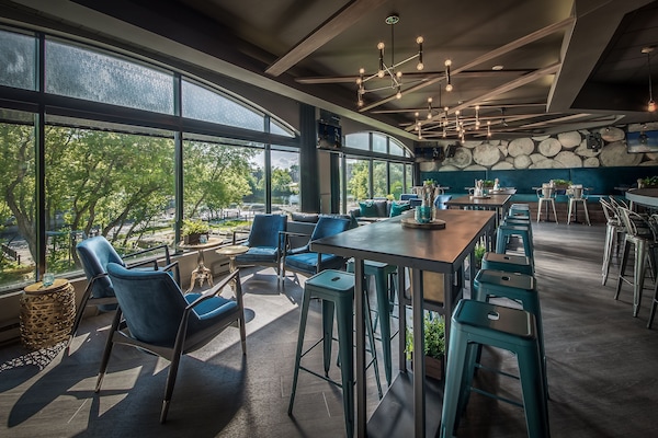 Serves lunch and happy hour