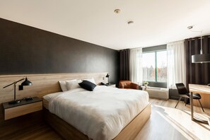 Signature Room, 1 King Bed, River View | Premium bedding, individually furnished, desk, blackout drapes - Hôtel Château Joliette (Joliette)