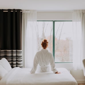 Ropa de cama de alta calidad, muebles diferentes y escritorio 