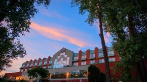 A hotel with a modern design, featuring a prominent entrance and large windows. - Hôtel Château Joliette (Joliette)