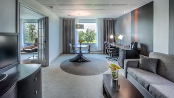 Suite Signature, vue riviÚre | Salle de séjour | Télévision à écran plat de 37 pouces avec chaßnes par cùble