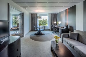 Suite Prestigio, vista al río | Sala de estar | Televisión de pantalla plana de 37 pulgadas con canales por cable 