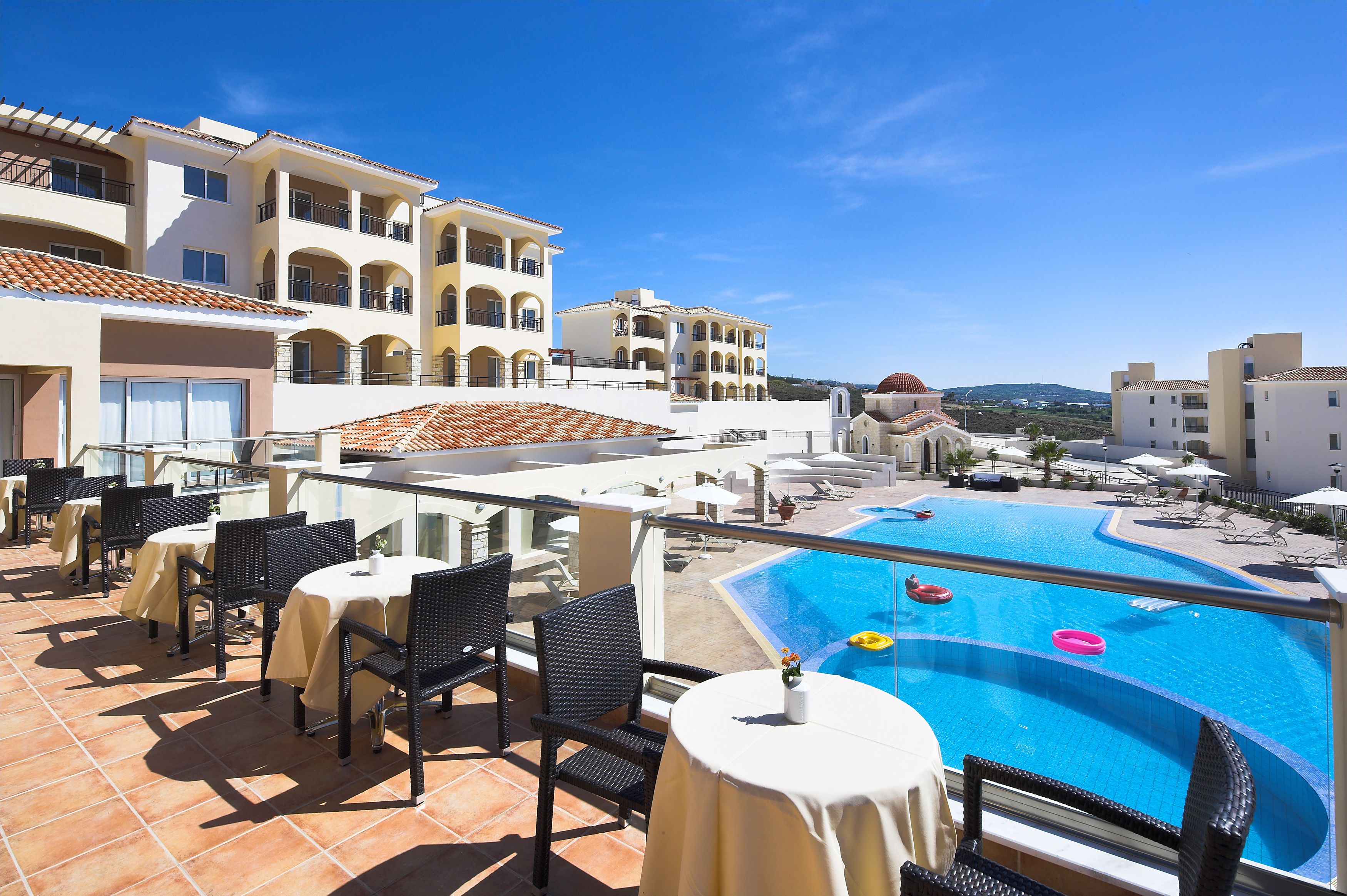 Una terrazza sul tetto con posti a sedere all'aperto e una piscina.